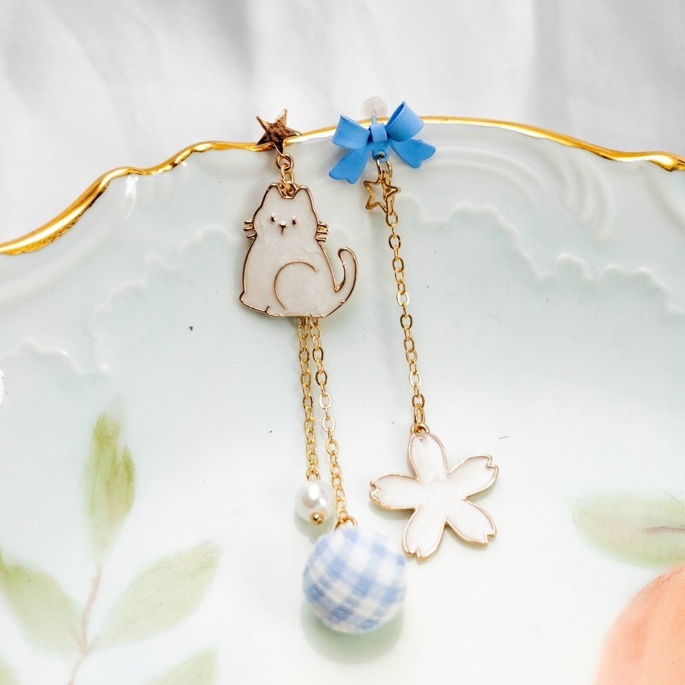 ✨Modcloth Elsie Cat Earrings - Picture 2 of 3